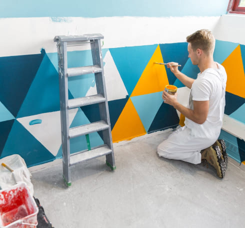 peinture triangle au mur